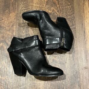 Dolce Vita leather ankle bootie womens size 7.5‎ black short heel zipper closure